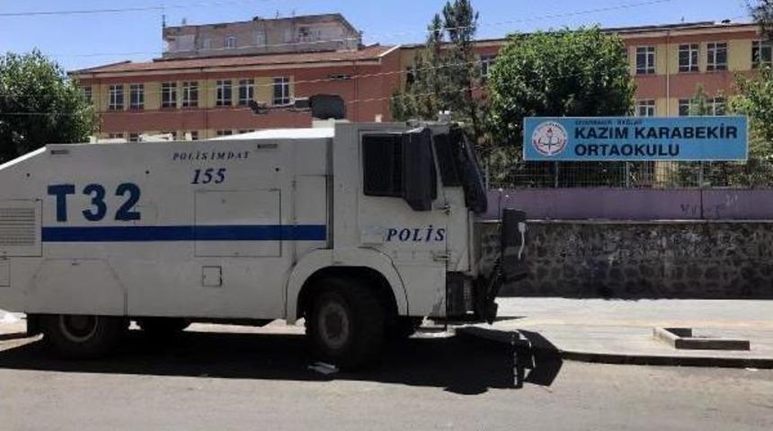 Diyarbakır'da Polis, Halkı Sokağa D&ouml;ken Tacizciyi Arıyor (2)