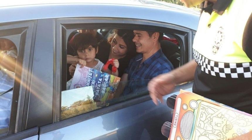 Trafik Polislerinden S&uuml;r&uuml;c&uuml;lere Kolonya Ve Şeker