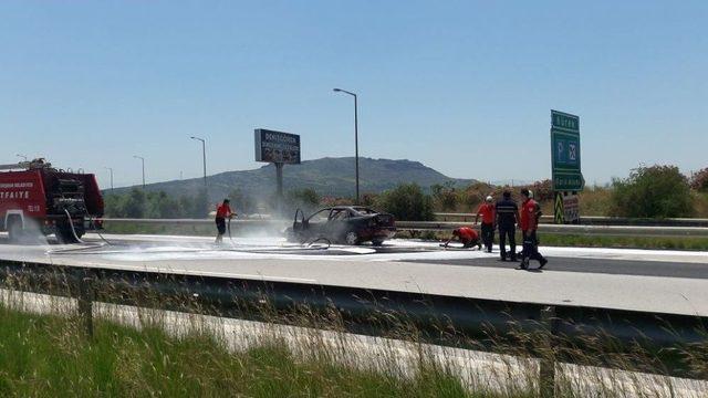 Yolda Alev Alarak Yanan Otomobil Kullanılamaz Hale Geldi