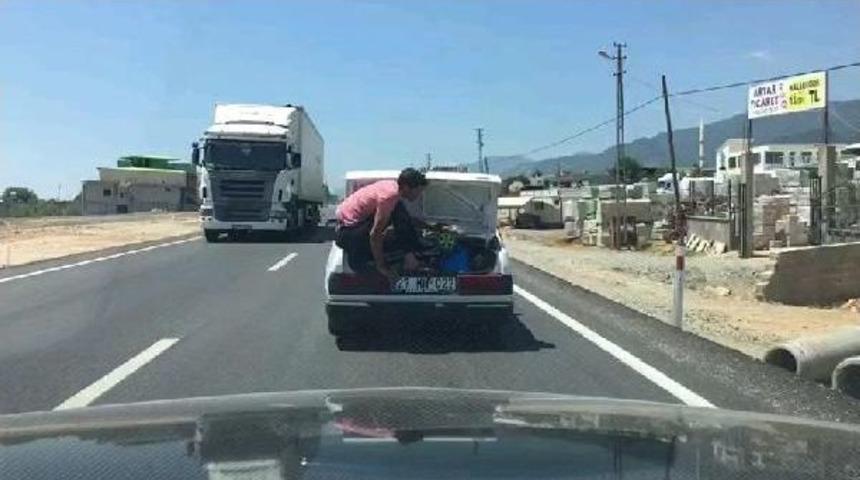 10 Kişinin Bulunduğu Otomobilin Bagajında Tehlikeli Yolculuk