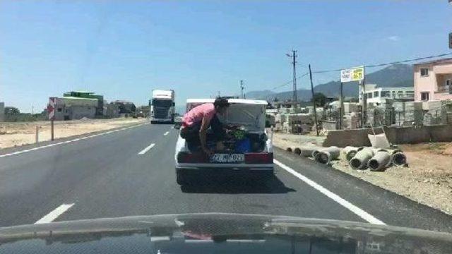 10 Kişinin Bulunduğu Otomobilin Bagajında Tehlikeli Yolculuk