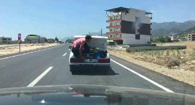 10 Kişinin Bulunduğu Otomobilin Bagajında Tehlikeli Yolculuk