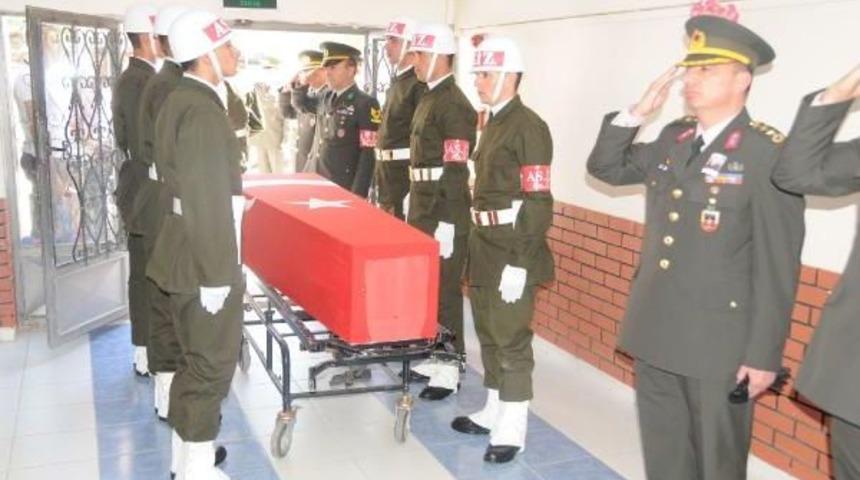 Askerileri Taşıyan Otomobil Devrildi: 1 Şehit, 5 Yaralı (2)