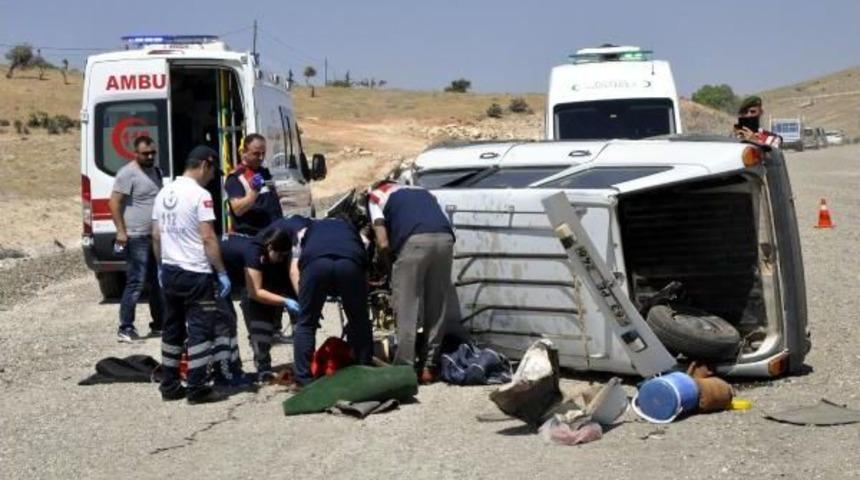 Otomobil Takla Attı: Kız &Ouml;ld&uuml;, Babası Yaralandı