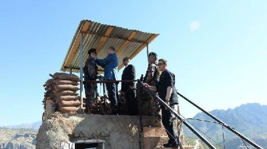 Bakan Soylu, Sınırda N&ouml;beti Tutan Mehmet&ccedil;ikle Fotoğraf &Ccedil;ektirdi