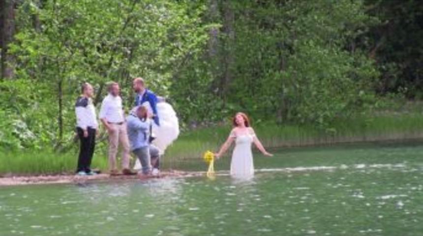 Gelin Fotoğraf İçin Gelinliği İle Göle Girdi