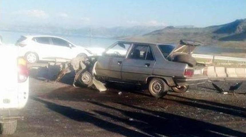 Sosyal Medyada Canlı Yayın Yaparken Kaza Ge&ccedil;irdiler