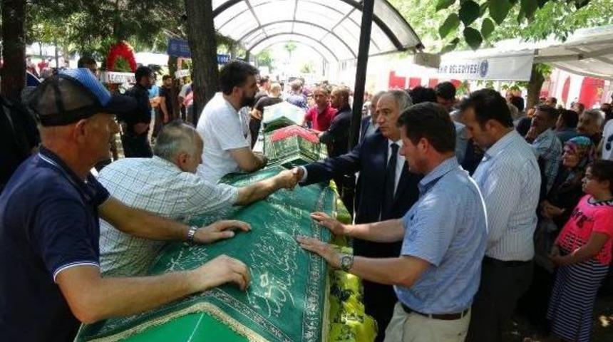 Başbakanın Konvoyunu Durdurup Baktığı Kazada &Ouml;lenler Toprağa Verildi