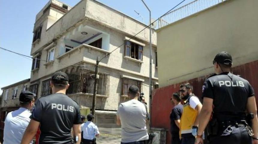 Eşi, Annesi Ve 3 &Ccedil;ocuğunu Evde Rehin Aldı