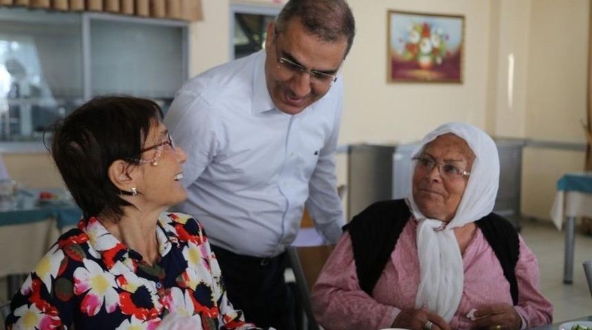 Başkan &Ccedil;elikcan Yaşlılar Ve &Ccedil;ocuklar İle Bayramlaştı