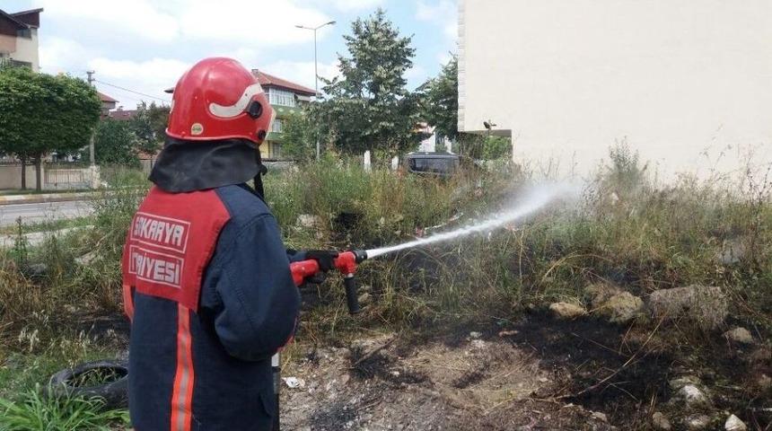 Tutuşan Otları İtfaiye Ekipleri S&ouml;nd&uuml;rd&uuml;