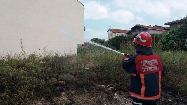 Tutuşan Otları İtfaiye Ekipleri Söndürdü