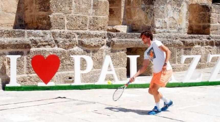 Tarihi Aspendos Antik Tiyatrosu'nda Tenis G&ouml;sterisi