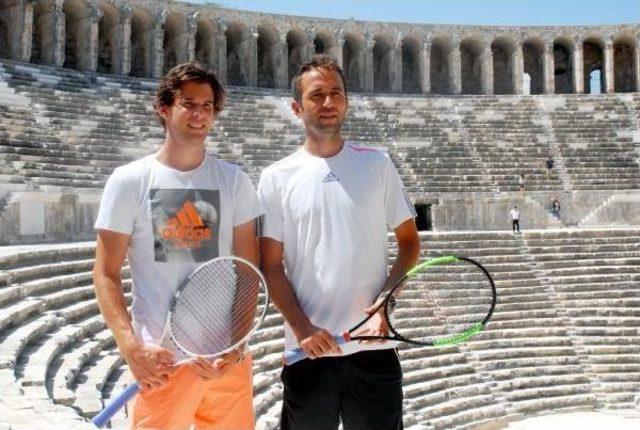 Tarihi Aspendos Antik Tiyatrosu'nda Tenis Gösterisi