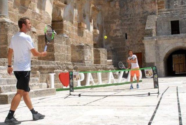 Tarihi Aspendos Antik Tiyatrosu'nda Tenis Gösterisi