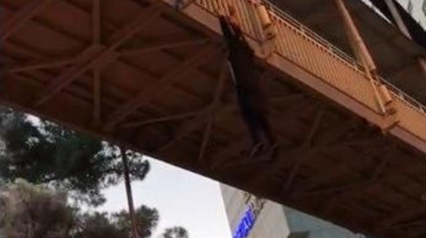 Uyuşturucu İ&ccedil;tiği İddia Edilen Kız, Kendisini &Uuml;st Ge&ccedil;itten Sarkıttı