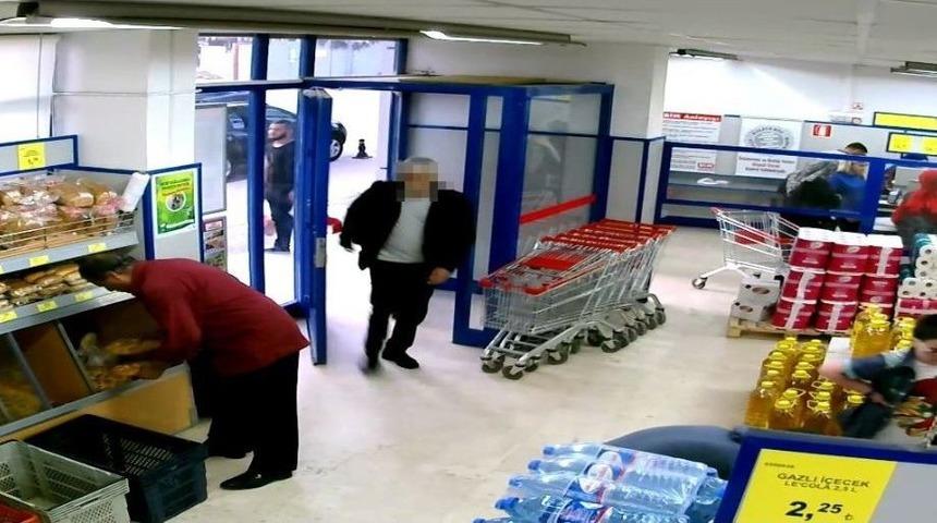 Silahlı Gasp&ccedil;ı &Ouml;nce Kameralara, Ardından Polise Yakalandı