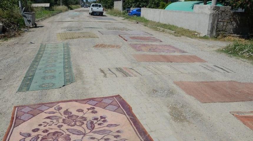 Mahalleliden Tozuyan Yola Halılı &Ccedil;&ouml;z&uuml;m