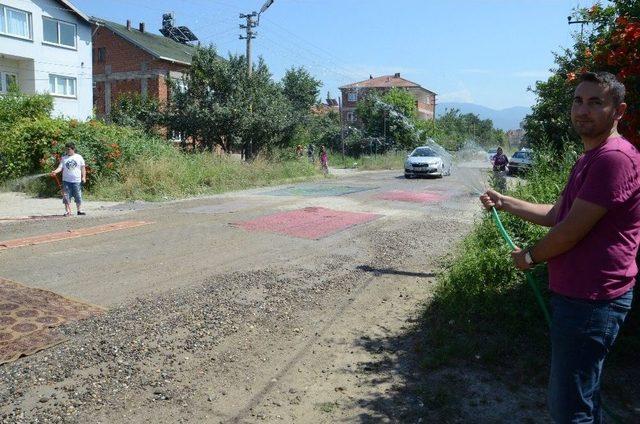 Mahalleliden Tozuyan Yola Halılı Çözüm