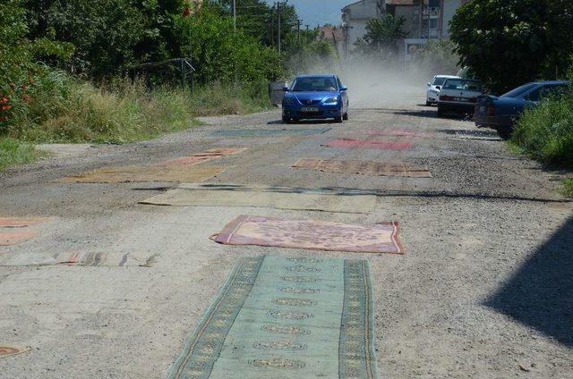 Mahalleliden Tozuyan Yola Halılı Çözüm