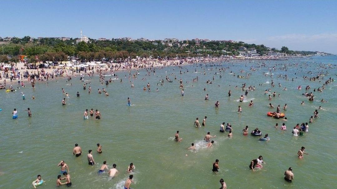 (&ouml;zel Haber) Menekşe Plajı Doldu Taştı