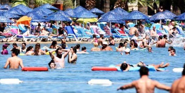 Bodrum'da Plajlarda Karada Denizde Yer Kalmadı