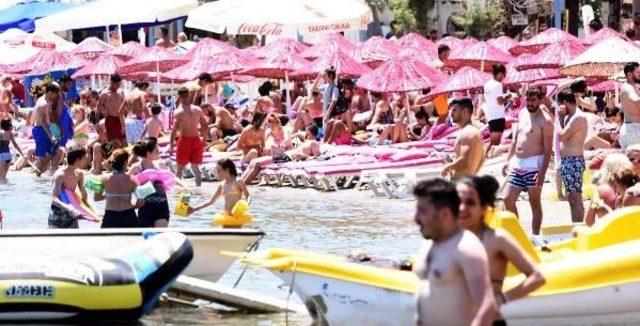 Bodrum'da Plajlarda Karada Denizde Yer Kalmadı