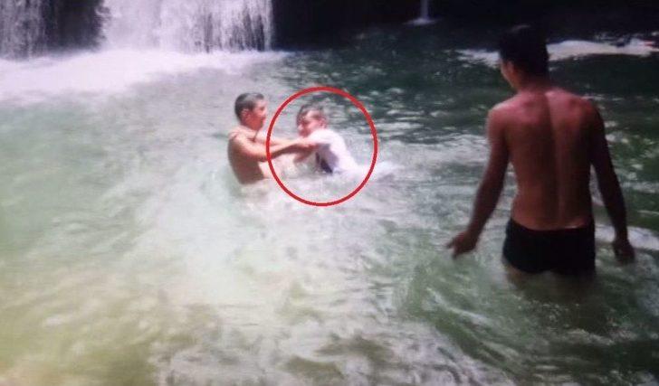 Şelalede Yüzerken Boğulma Anı Görüntülendi G5