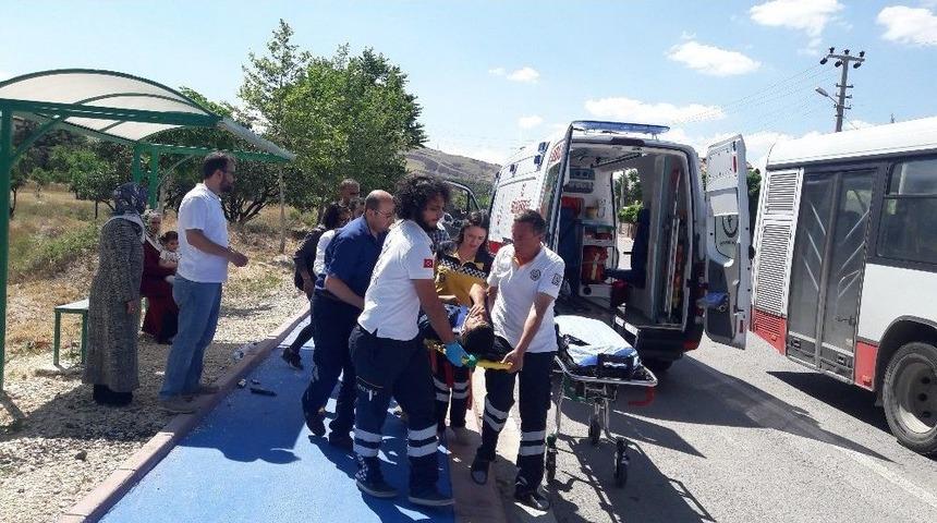 Otomobilin &Ccedil;arptığı Gen&ccedil; Hastanelik Oldu