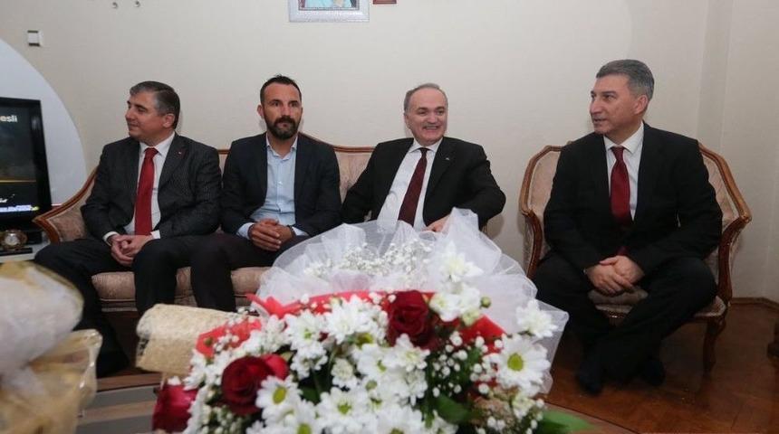 Bakan &Ouml;zl&uuml; Kendisini Takip Eden Gazeteciye Kız İstedi