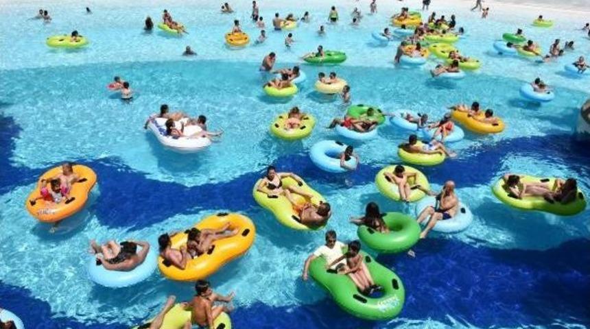 Kuşadası'nda Plajlar Ve Su Parklarında Bayram Bereketi