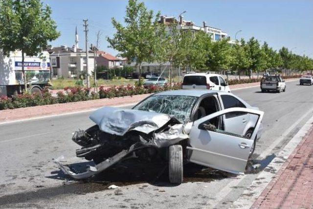 Konya'da 2 Otomobil Çarpıştı: 1'i Ağır 8 Yaralı