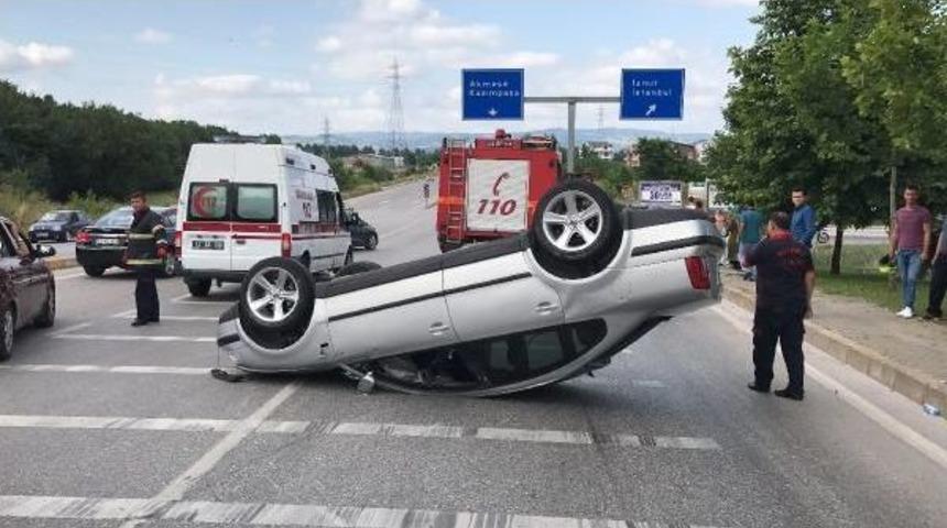 2 Otomobile &Ccedil;arptıktan Sonra Takla Attı: 2 Yaralı