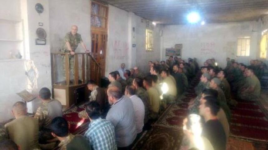 Aksakallı, El Bab'da Askerlerle Bayram Namazı Kıldı