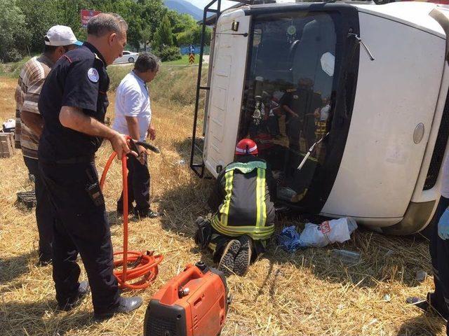 Kamyonet Yol Kenarına Devrildi: 3 Yaralı