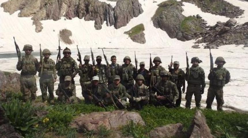 İkiyaka Dağları'nı Ter&ouml;ristlerden Temizleyen Mehmet&ccedil;ik Dev T&uuml;rk Bayrağı A&ccedil;tı