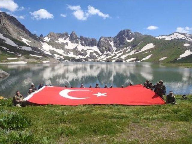 İkiyaka Dağları'nı Teröristlerden Temizleyen Mehmetçik Dev Türk Bayrağı Açtı