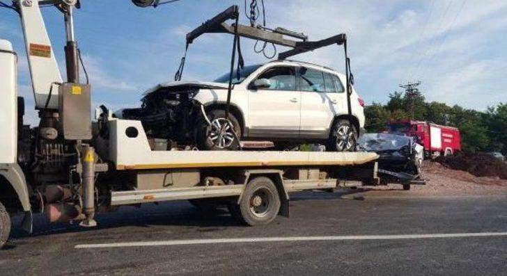 İki Otomobil Kafa Kafaya Çarpıştı: 8 Yaralı