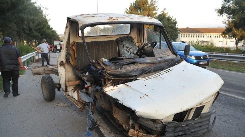 Kamyonet Trakt&ouml;re &Ccedil;arptı: 4 Yaralı