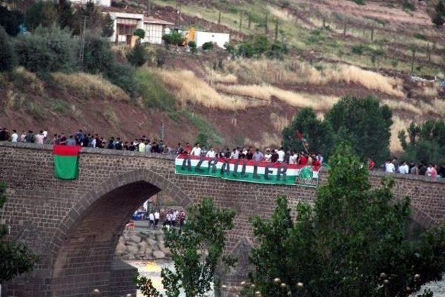 Diyarbakırspor'un 49'uncu Yılı Tarihi On Gözlü Köprü'de Meşalelerle Kutlandı