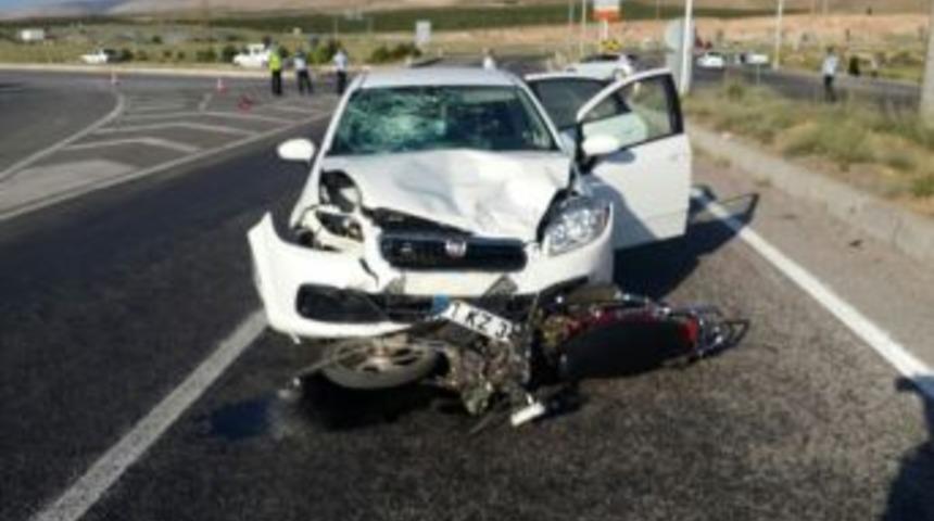 Otomobille &Ccedil;arpışan Motosikletli Hayatını Kaybetti
