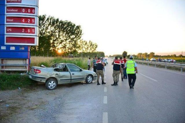 Otomobil, Akaryakıt Istasyonunun Tabelasına Çarptı: 1 Ölü, 4 Yaralı