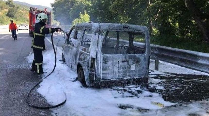 Hareket Halindeyken Alev Alan Hafif Ticari Ara&ccedil; Yandı