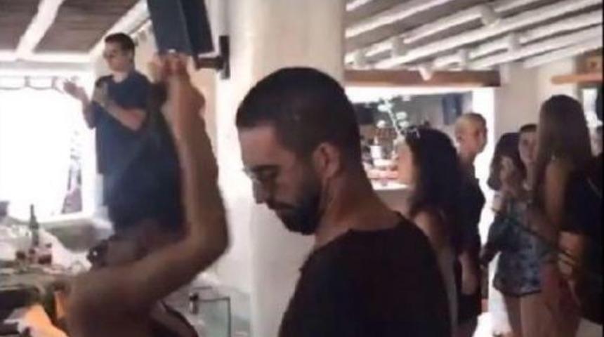 Arda Turan, Sevgilisi Ile Mikonos'ta Tatilde