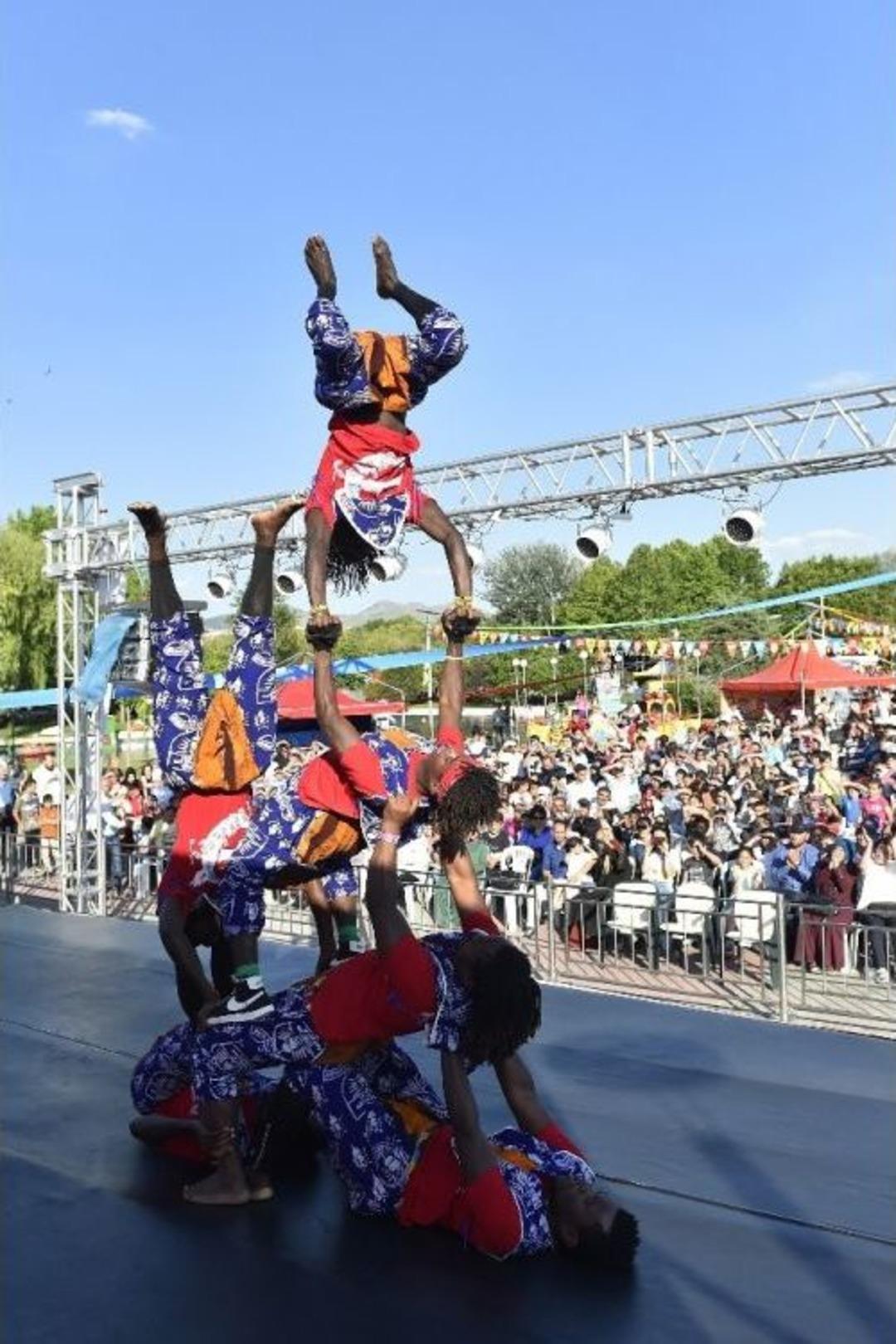 Başkan G&ouml;k&ccedil;ek&rsquo;ten, &Ccedil;ocuklara Hediye Yağmuru