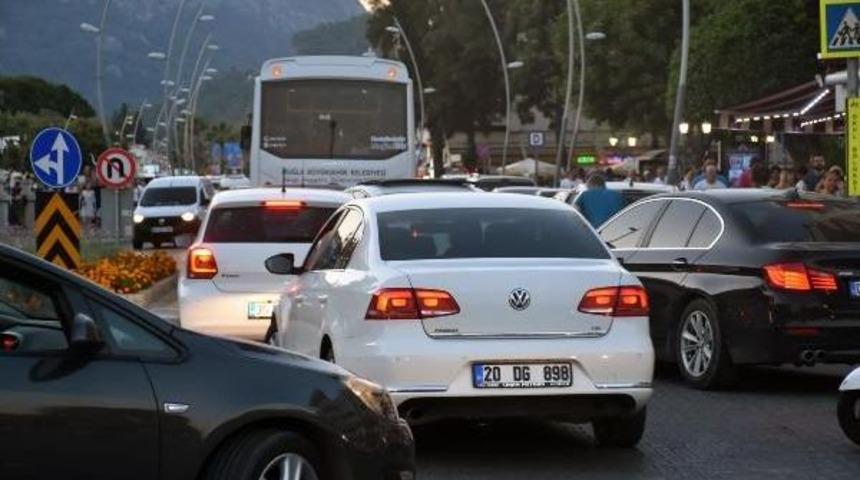 Marmaris'teki Tatilciler D&ouml;nmeye Başladı