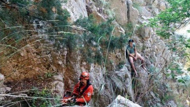 Kelebekler Vadisi'nde Mahsur Kalan 2 Tatilciyi Akut Kurtardı