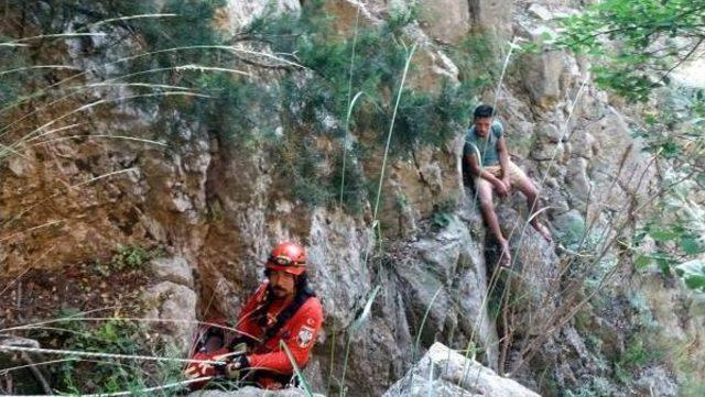 Kelebekler Vadisi'nde Mahsur Kalan 2 Tatilciyi Akut Kurtardı