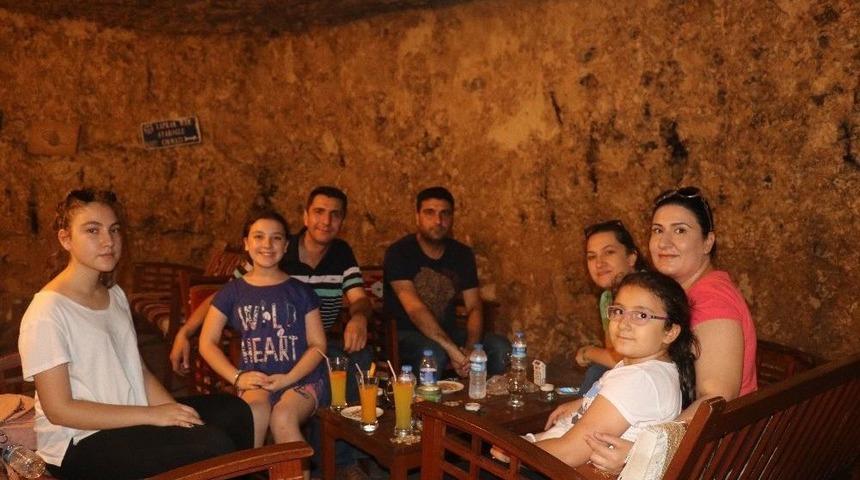 (&ouml;zel Haber) Bayramda Mağarada Serinlediler