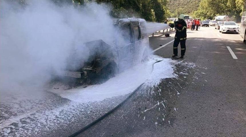 Seyir Halindeki Ara&ccedil; Alev Alev Yandı